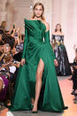 <p>Esta diseñadora siempre encanta con sus vestidos de noche, y en esta ocasión no fue la excepción. El color verde y el diseño de este vestido enamorarían a cualquiera. Foto: Pascal Le Segretain/Getty Images for Elie Saab. </p>