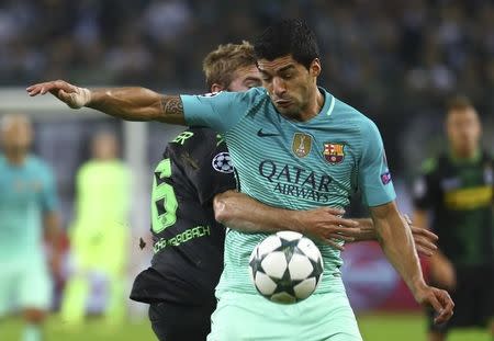 Football Soccer - Borussia Moenchengladbach v FC Barcelona - UEFA Champions League group stage - Group C - Borussia Park stadium, Moenchengladbach, Germany - 28/09/16 - Barcelona's Luis Suarez and Moenchengladbach's Christoph Kramer in action REUTERS/Kai Pfaffenbach