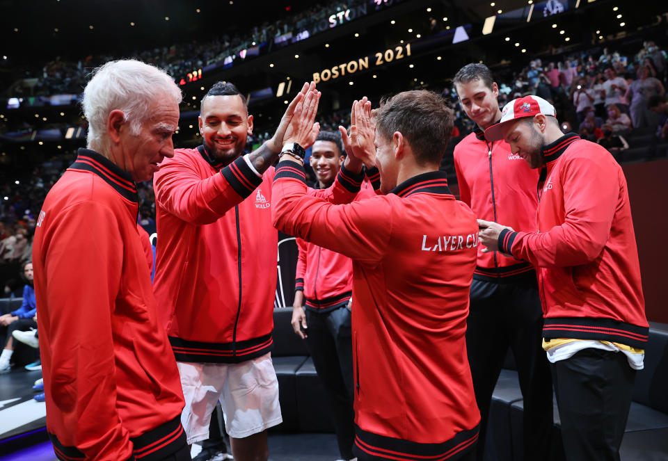 John McEnroe con sus jugadores del Equipo Mundial de la Laver Cup 2021. (Foto: Clive Brunskill / Getty Images).