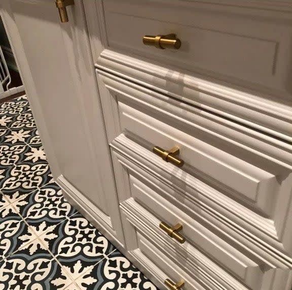 A reviewer's image of the satin gold stainless steel bar knobs
