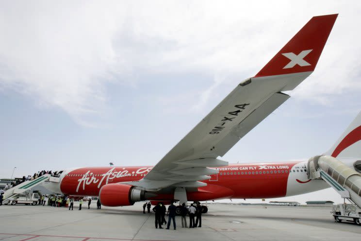 Auf einem Langstreckenflug der Billigfluglinie Air Asia X kam es zu einem brisanten Szenario. (Bild: AP Photo)