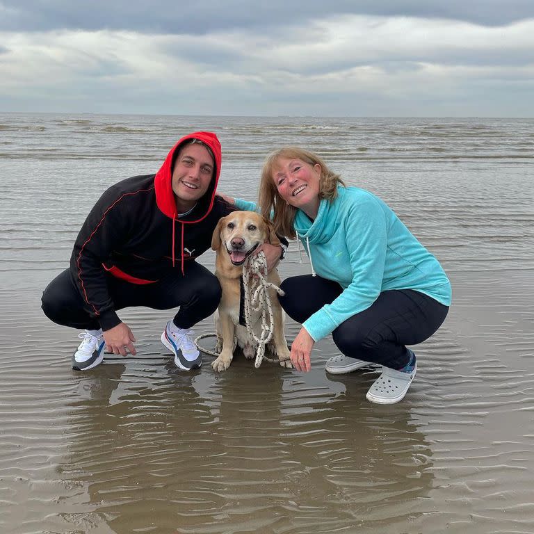 "Momo" llevó a su mascota a la playa junto a su mamá