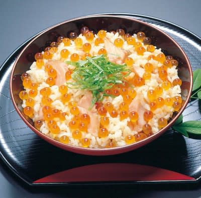 宮城鄉土料理名物腹子飯利用三文魚卵製作，該地食肆今年要改用北海道三文魚作食材。    （kyoudo-ryouri.com/圖片）