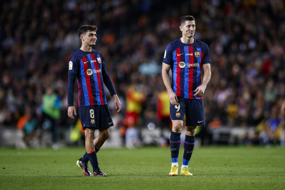 09 Robert Lewandowski del FC Barcelona habla con 08 Pedri del FC Barcelona durante el partido de la Liga entre el FC Barcelona y la UD Almería en el estadio Spotify Camp Nou de Barcelona, ​​​​España, el 5 de noviembre de 2022. (Foto de Xavier Bonilla/NurPhoto a través de Getty Images)