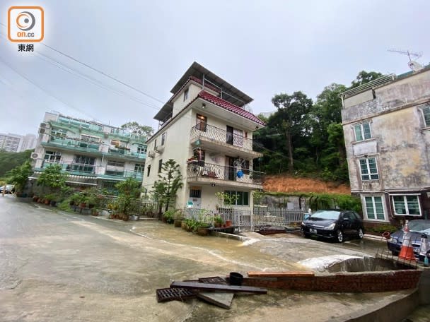 赤泥坪亦有居民一度被雨水圍困。(曾志恒攝)