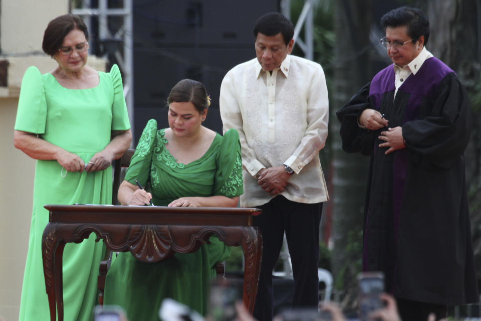 2022年6月19日，當選菲律賓副總統的薩拉（左二）在家鄉達沃市簽署文件。（資料照／美聯社）