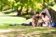 <b>¡A acampar!</b> Cecilia (18 años) cuenta que, en su infancia, elegía con sus padres una noche de verano para armar una carpa en el jardín y quedarse todos a dormir allí. “Lo mejor era acostarnos a ver las estrellas y a contar cuentos de terror. Mi mamá se asustaba tanto que después no se podía dormir”, relata.