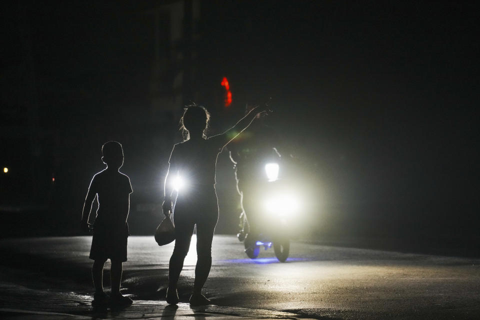 Bauta, Cuba, durante un corte de energía programado el lunes 18 de marzo de 2024. La isla enfrenta una crisis energética, con oleadas de apagones que empeoraron en las últimas semanas. (Foto AP/Ramón Espinosa)