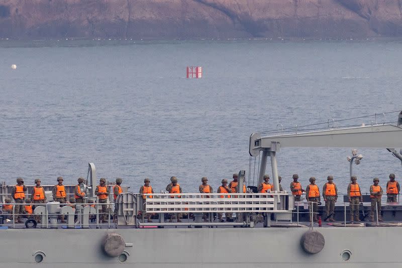 Soldados chinos en cubierta mientras su buque de guerra participa en un simulacro militar frente a las islas Matsu controladas por Taiwán, en la costa china cerca de Fuzhou, provincia de Fujian,China