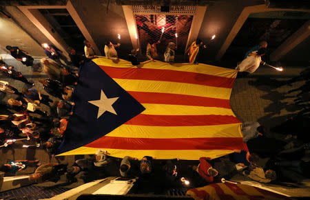 People carry a giant Estelada (Catalan separatist flag) during a torch march in Vilafranca del Penedes, Spain, September 10, 2017. REUTERS/Albert Gea