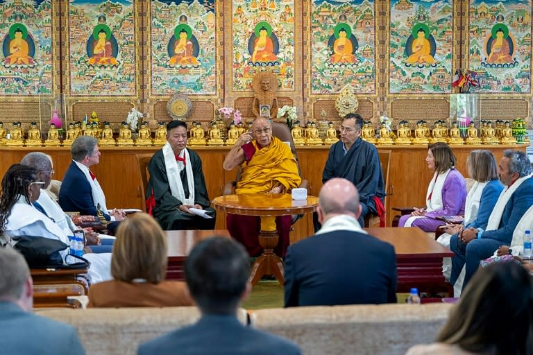 El dalái lama, líder espiritual tibetano, se reúne con un grupo de legisladores estadounidenses, incluida la expresidenta de la Cámara de Representantes Nancy Pelosi (3ª drcha.), el 19 de junio de 2024 en su residencia en Dharamsala, India (-)