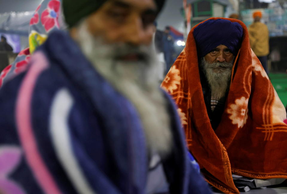 印度農民不滿莫迪政府強推新農業法，即使當地出現攝氏1度的低溫，也要裹著厚厚的毛毯抗爭到底。圖片來源：Reuters。