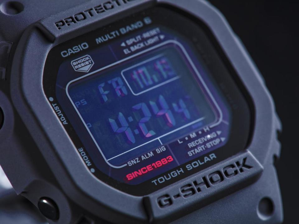 G-SHOCK 35週年第一波紀念錶款「BIG BANG BLACK」系列採用全新塗裝技術，錶殼的黑色橡膠材質表面混有微小顆粒，抑制了光澤反射並創造出獨特的粗霧面磨砂外觀，面盤上的紅字「SINCE 1983」，則高調的標示了G-SHOCK的誕生年份。