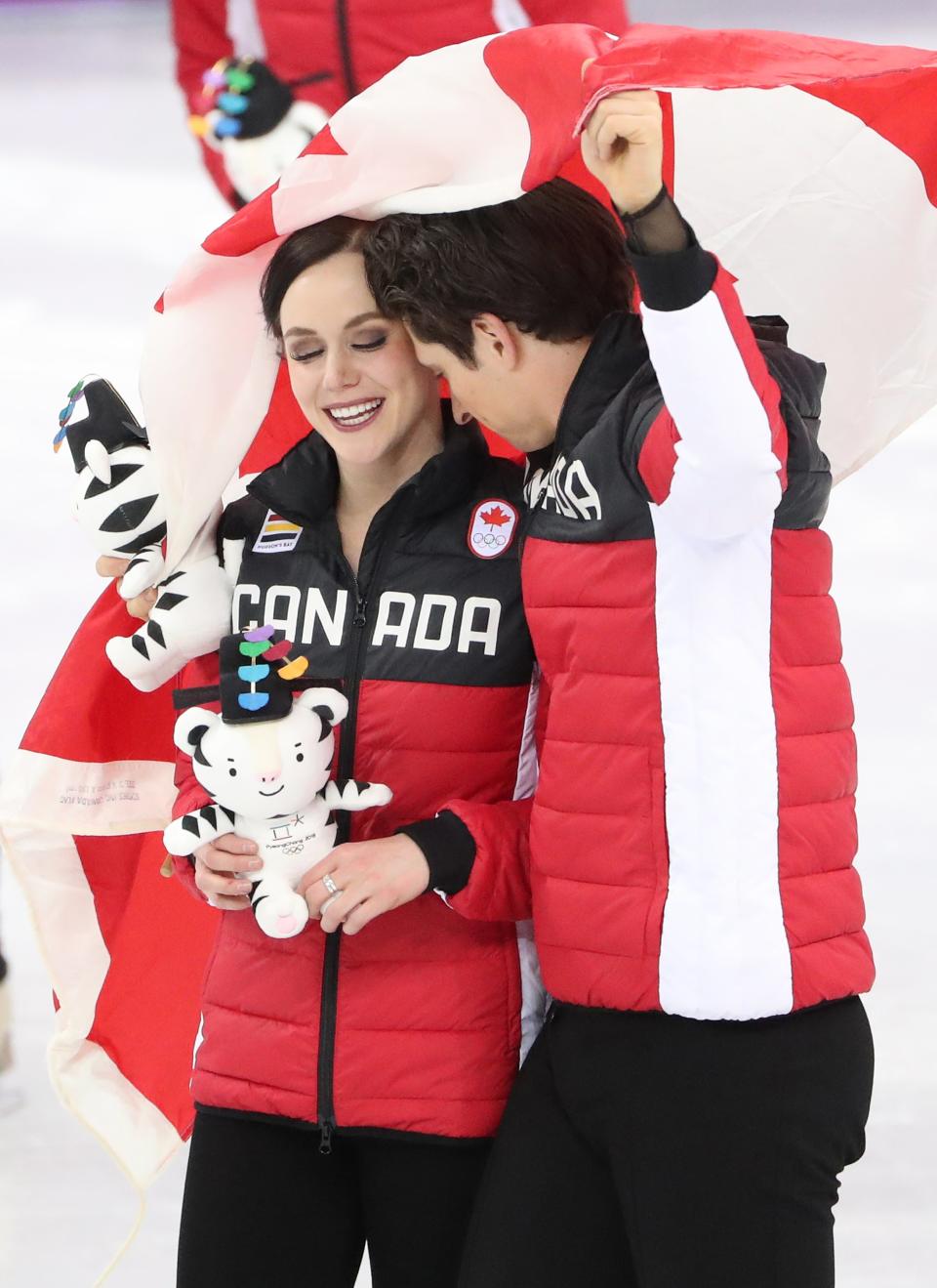 <p>Gangneung (Korea, Republic Of), 12/02/2018.- Team Canada Ice Dance pair Tessa Virtue (L) and Scott Moir celebrate after team Canada won the Figure Skating Team Event competition at the Gangneung Ice Arena during the PyeongChang 2018 Olympic Games, South Korea, 12 February 2018. (Corea del Sur) EFE/EPA/TATYANA ZENKOVICH EPA-EFE/TATYANA ZENKOVICH </p>