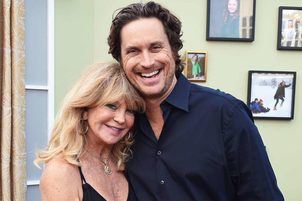 <p>Michael Kovac/Getty</p> Goldie Hawn (left) and Oliver Hudson (right)