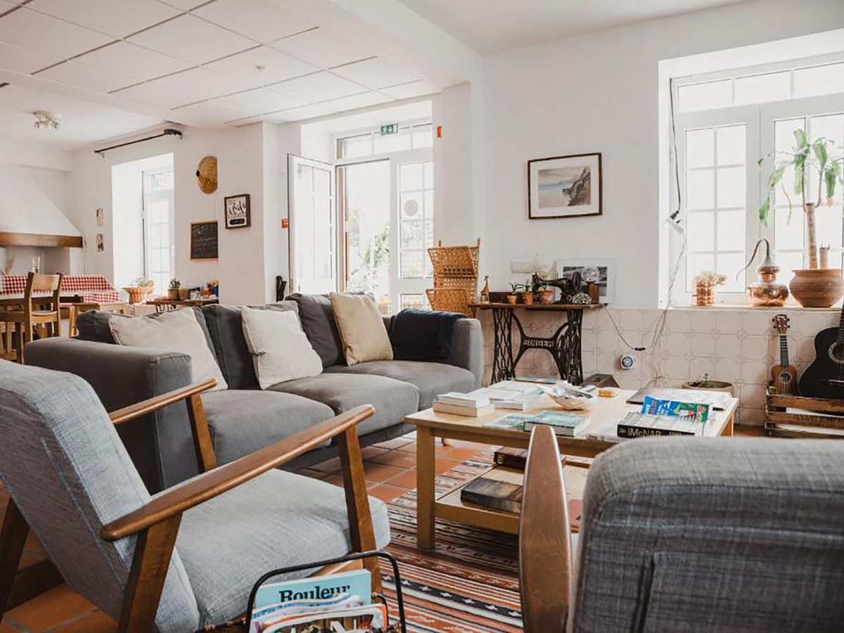 The cosy living room makes this hostel feel warm and welcoming (Jaca Hostel Porto da Cruz)