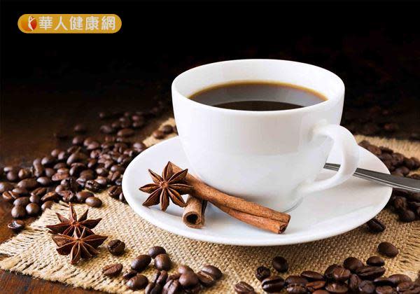 某些一喝咖啡就容易腹瀉，平時常有手腳冰冷困擾的朋友。吳建東中醫師則建議，不妨可試著於飲用咖啡時，適量添加能提振陽氣、溫經通脈的肉桂等辛香料，就是增添風味之餘，有助於微調咖啡性質的不錯選擇。