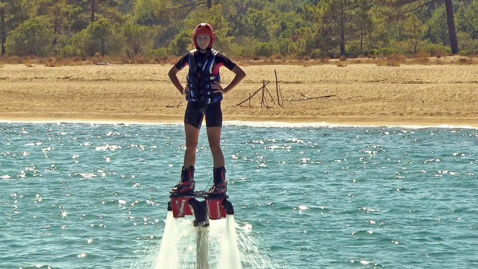 "Ich liebe Flyboard-Fliegen!" Davina Geiss macht eine gute Figur. (Bild: RTLZWEI)