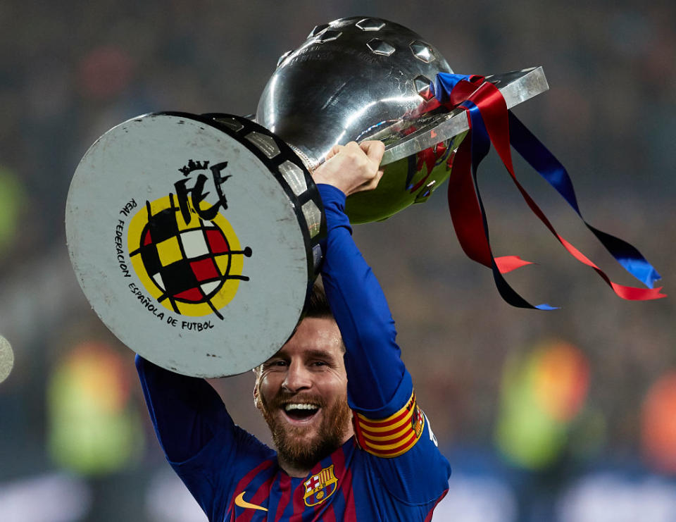 Le 27 avril 2019, après le match contre Levante, le FC Barcelone fête son titre de champion d'Espagne. Son capitaine Lionel Messi peut sourire, il vient de remporter sa... dixième Liga, rien que ça. Une saison d'anthologie pour l'Argentin puisqu'il terminera meilleur passeur avec 13 passes décisives et meilleur buteur, avec 36 réalisations. Des statistiques qui lui ont permis de décrocher son sixième trophée de pichichi, égalant le record de Telmo Zarra. (crédit Getty)