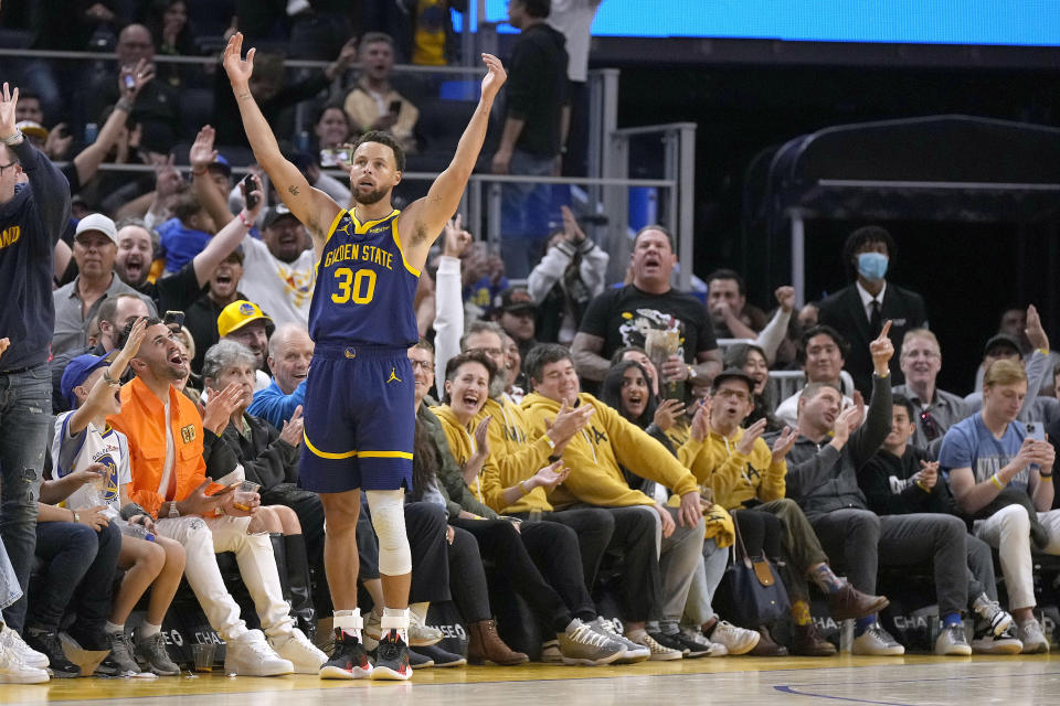 Stephen Curry此役三分球12投7中，共砍進33分。(AP Photo/Tony Avelar)