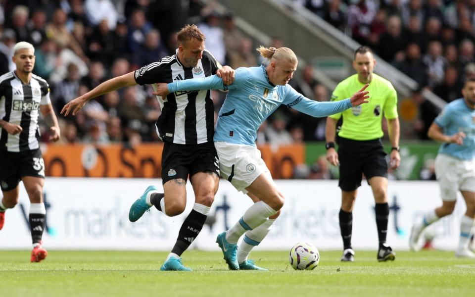 Soccer Football - Premier League - Newcastle United v Manchester City - St James' Park, Newcastle, Britain - September 28, 2024 Newcastle United's Dan Burn