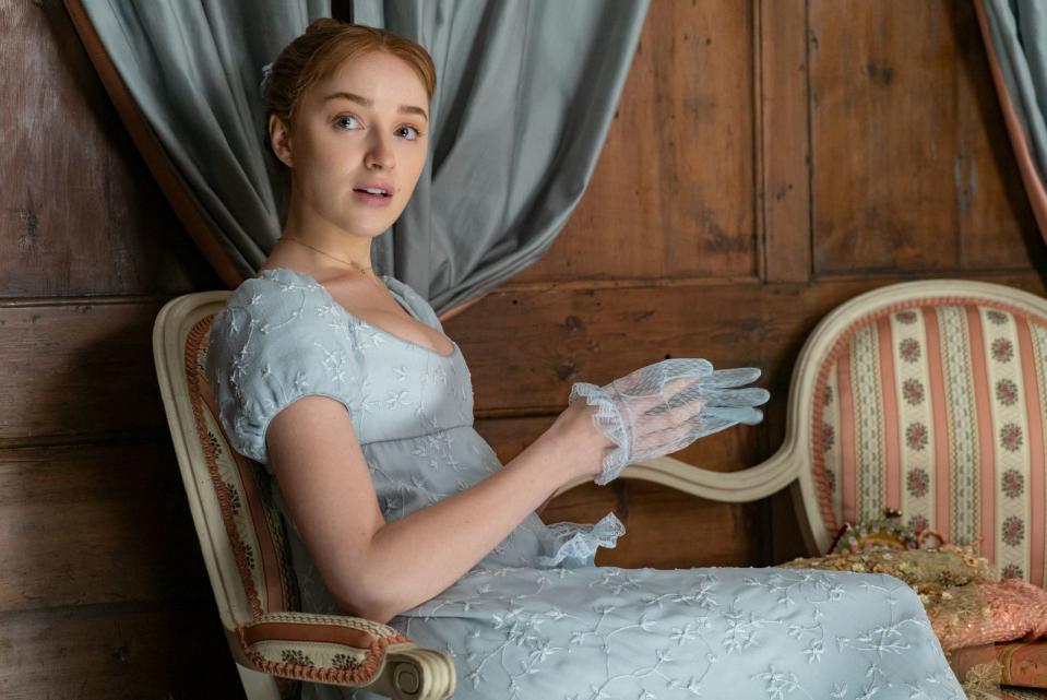 Die junge Daphne (Phoebe Dynevor) wir unter Druck gesetzt, sich einen Gatten zu suchen. Sie selbst bevorzugt eine Heirat aus Liebe. (Bild: Liam Daniel / Netflix)