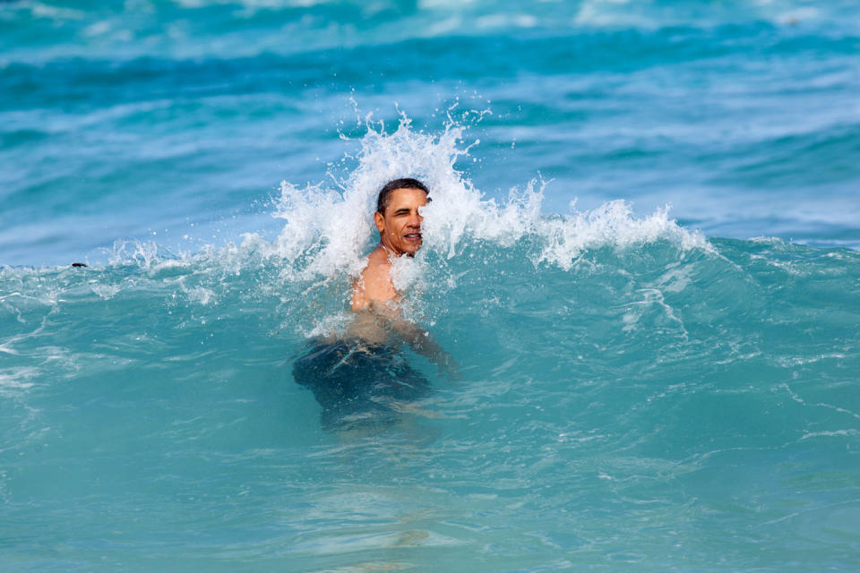 <p>1. Januar 2012: Präsident Obama feiert das neue Jahr mit einer kühlen Erfrischung im Ozean. Beim jährlichen Weihnachtsurlaub mit Familie und Freunden beschloss Obama, spontan schwimmen zu gehen. </p>