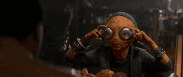 Maz Kanata adjusting glasses in Star Wars: The Force Awakens