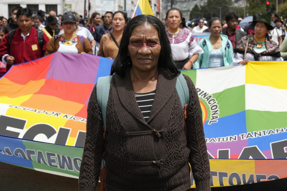 Integrantes de la comunidad indígena marchan hacia la Asamblea Nacional para presentar un proyecto de ley para una consulta libre, previa e informada en Quito, Ecuador, el martes 2 de julio de 2024. La propuesta de ley busca que las autoridades consulten, además de informar, a las comunidades con antelación a que se realicen proyectos en su territorio. (AP Foto/Dolores Ochoa)