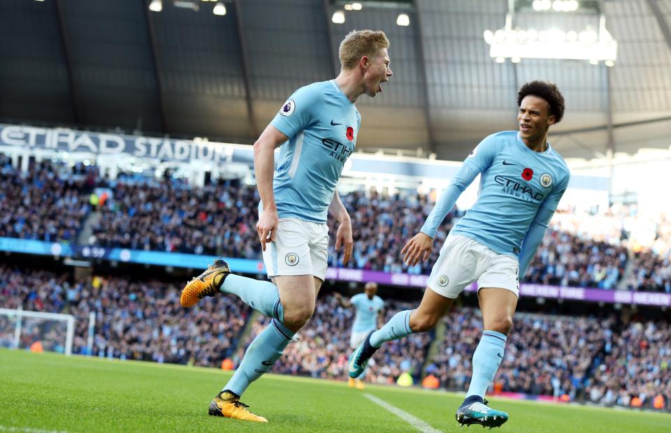 Kevin De Bruyne (L), Leroy Sane and Manchester City barely broke a sweat in rolling over Arsenal. (EFE)