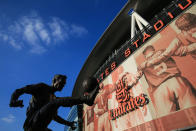 Dennis Bergkamp possède une statue à son effigie dans le jardin de Zeist, tout près du siège de la fédération néerlandaise de football. Mais la plus connue se situe devant l'Emirates Stadium, le stade d'Arsenal, club pour lequel il a fait des merveilles entre 1995 et 2006. <em>"Je suis très honoré et cette journée me rend très fier. C’est bon de revenir. Tout le monde sait que j’aime Arsenal et que j’ai connu bien des grands moments au club. Les supporters, le staff et mes coéquipiers ont été fantastiques. L’équipe aussi était incroyable et nous avons connu beaucoup de succès au cours des années. Pour moi et ma famille, cette période était une des plus importantes de nos vies. Revenir ici et être honoré de cette manière est un moment spécial"</em>, avait déclaré le Hollandais en 2014 au moment de l'inauguration.