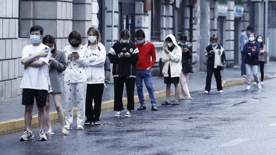 上海福州路民眾排隊等待接受新冠核酸檢測採樣（中新社圖片26/4/2022）