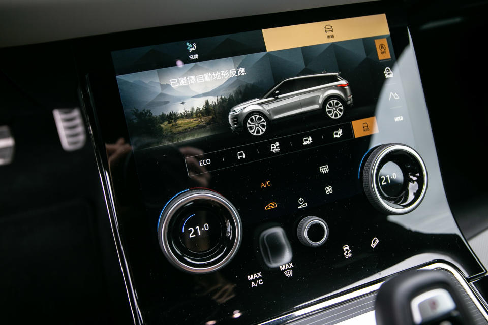 中控台下方也為螢幕配置，整合「空調」與「車輛」兩大主要功能介面。
