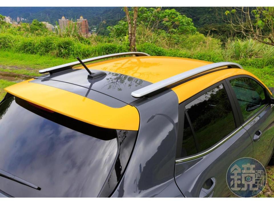 芎蒼灰車身搭配雲雀黃車頂色的GT-line專屬雙色搭配。