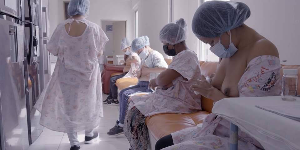 Donación de leche en el Instituto Nacional Materno Perinatal de Lima (Perú).