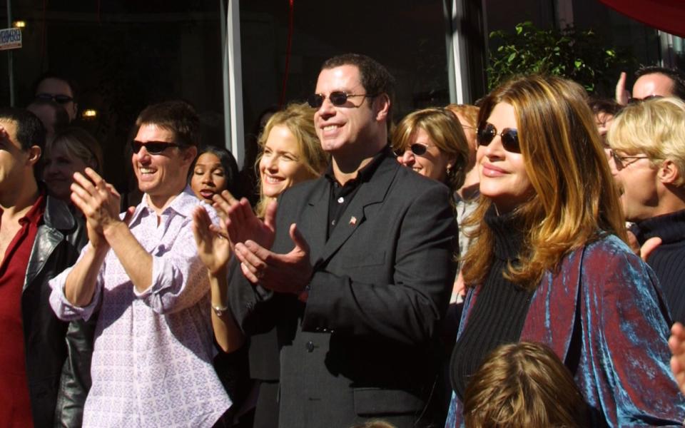 Scientology-Promis unter sich: Das Bild zeigt Tom Cruise (links) mit John Travolta und Kelly Preston bei einer Kirchen-Eröffnung in San Francisco, 2001. Preston, die Ehefrau von Travolta, starb 2020 an Brustkrebs. Travolta ist - wie Cruise - bis heute in der vielfach kritisierten Organisation aktiv, die in einigen deutschen Bundesländern sogar vom Verfassungsschutz beobachtet wird. (Bild: Randi Lynn Beach/Getty Images)