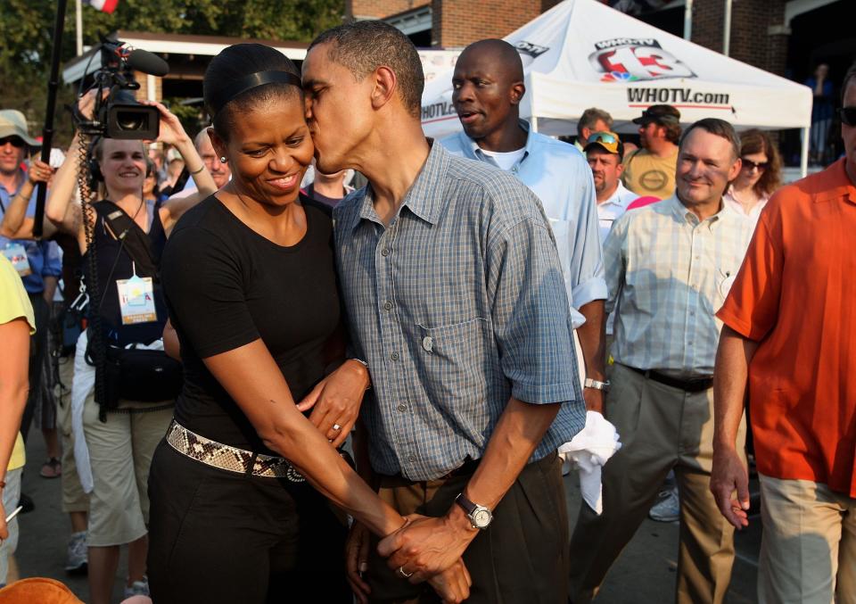 Barack Obama kisses Michelle Obama on the cheek