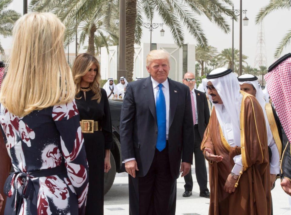 Der saudische König Salman begrüßt Donald, Melania und Ivanka Trump in Riad (Bild: Saudi Press Agency/Handout via REUTERS)