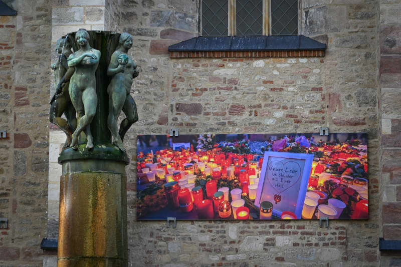 A poster hangs at St. Ulrich's Church, where the public commemoration of the attack five years ago will take place. On October 9, 2019, a heavily armed assassin attempted to enter the synagogue on Yom Kippur, the highest Jewish holiday. Heiko Rebsch/dpa