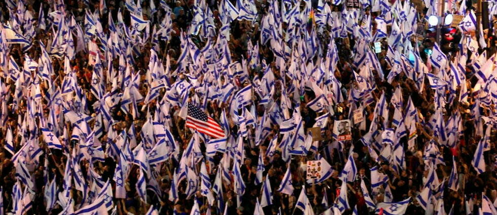 Pour la 20e semaine consécutive, les Israéliens sont descendus dans les rues pour protester contre la réforme de la justice.   - Credit:AHMAD GHARABLI / AFP