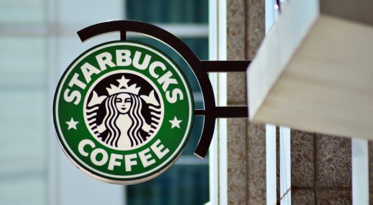 एक कॉफ़ी शॉप के बाहर एक साइन पर स्टारबक्स (SBUX) लोगो