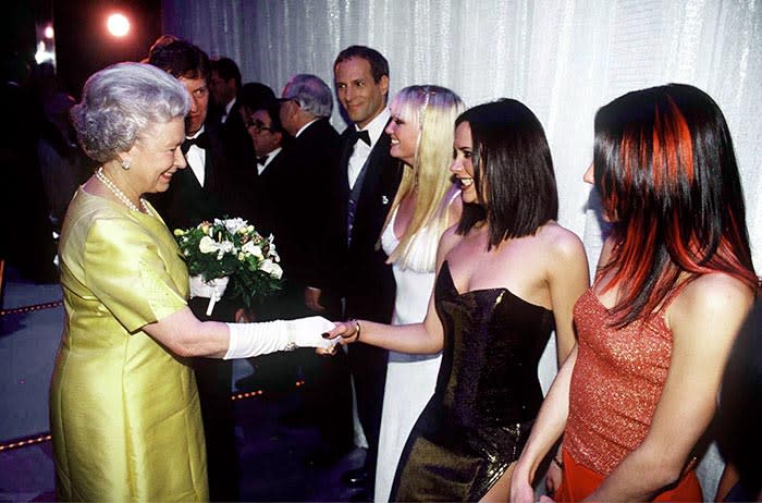 Victoria Beckham junto a las Spice Girls en un encuentro con la reina Isabel II