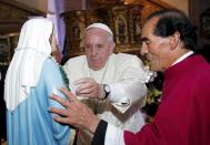 El Papa le pone una ofrenda a la Virgen María en la Catedral Metropolitana de Quito. REUTERS/Gary Granja