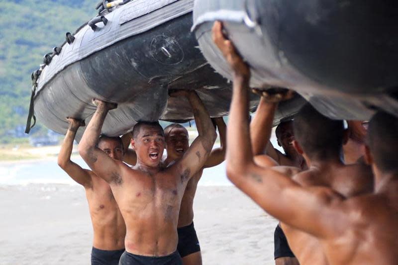 為即將登場的漢光36號演習，海軍陸戰隊今傳出操舟演練時小艇翻覆，造成3人落海搶救中。圖為示意圖，非相關當事人。（軍聞社提供）