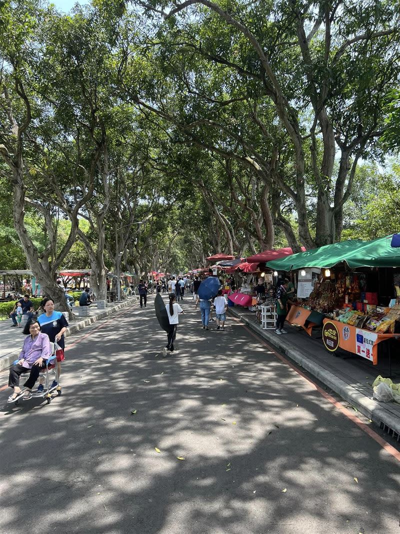 謝金河想起日本佐賀的呼子朝市，而古坑綠色隧道的農夫市集也同樣充滿朝氣。（圖／翻攝自謝金河 臉書）