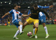 Soccer Football - Espanyol v Atletico Madrid - Spanish La Liga Santander - RCDE stadium, Cornella-El Prat (Barcelona), Spain - 22/04/2017. Atletico Madrid's Fernando Torres and Espanyol's Victor Sanchez and Diego Reyes in action. REUTERS/Albert Gea