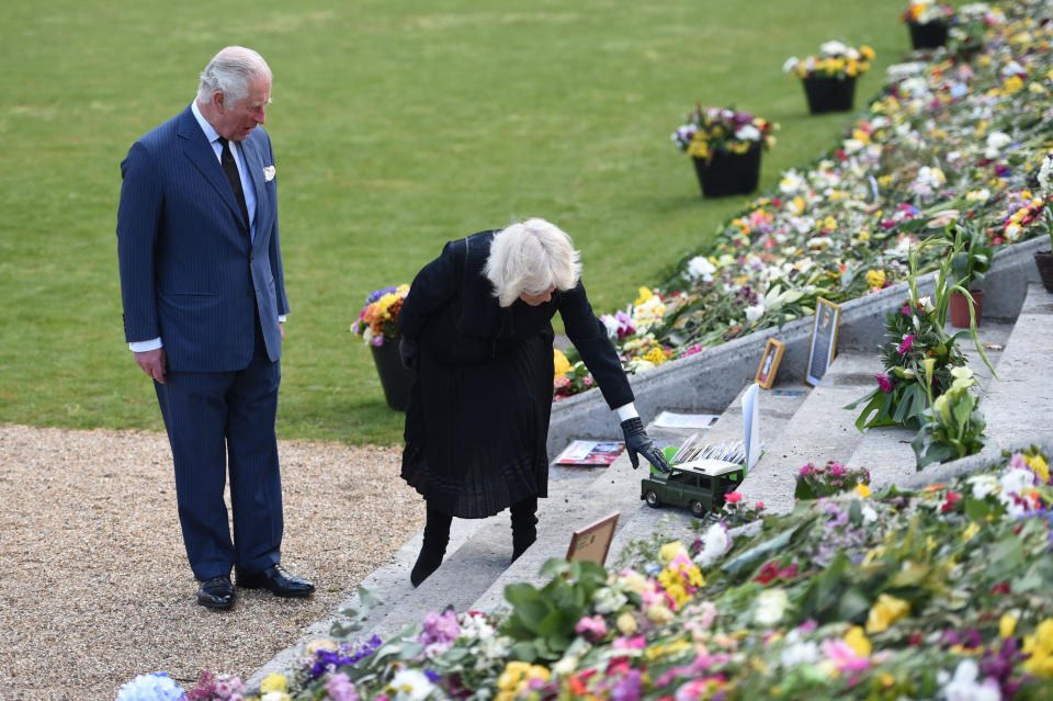 Herzogin Camilla berührt den Spielzeug Land Rover für den verstorbenen Prinz Philip vor dem Buckingham Palast. (Bild: Jeremy Selwyn / POOL / AFP)