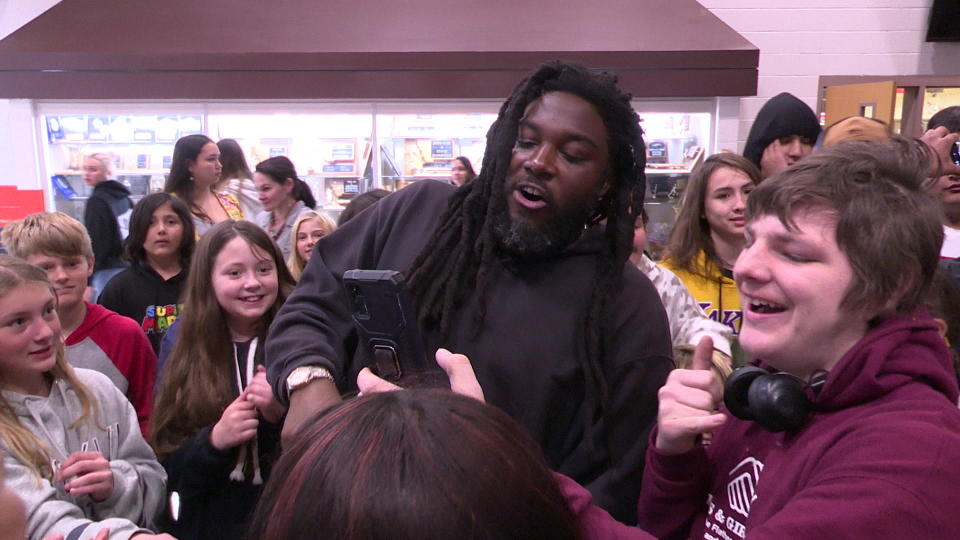 Author Jason Reynolds meets fans at a middle school in Ronan, Mont.  / Credit: CBS News