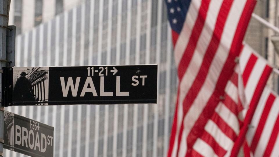 Ein Straßenschild für die Wall Street ist vor der New Yorker Börse zu sehen. Die US-Börsen haben am ersten Handelstag im Juni nach einem starken Auftakt den Schwung verloren.