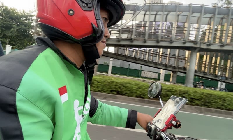 印尼Gojek摩托車司機 許多印尼民眾對Gojek司機身上的綠外套印象深刻， 但很少人知道外套的布料出自台灣工廠。 中央社記者李宗憲雅加達攝  113年6月17日 